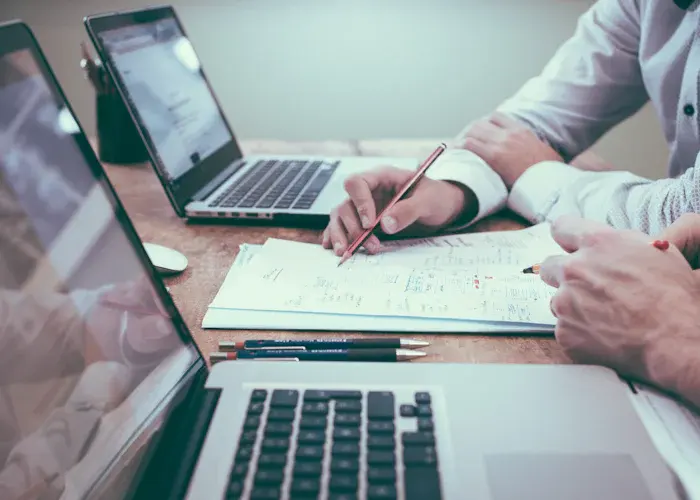 Discuție cu un client la biroul Cifra