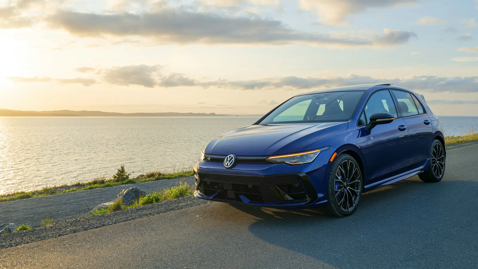 VW Golf de la Rulaj Rent, parcat la malul mării