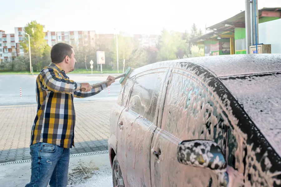 Client spălându-și mașina în boxa Spălătoria Verde