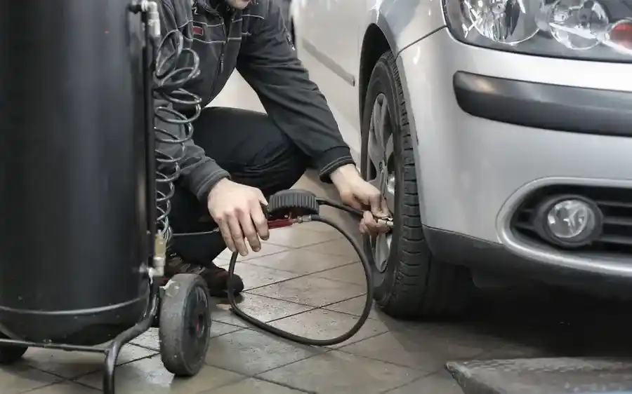 Fotografie din atelierul de vulcanizare Pit Stop Anvelope, Iași