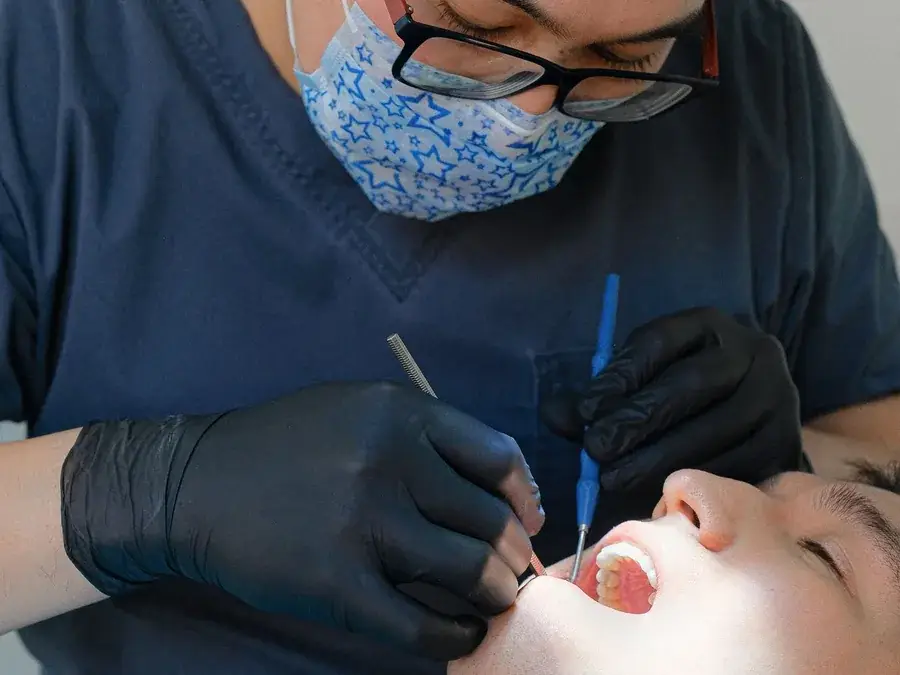 Consultație la Dentera — medicul examinează un pacient