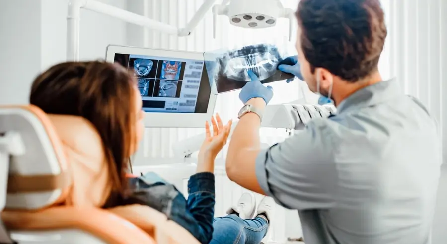 Medicul Dentera explică radiografia panoramică unei paciente