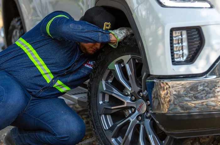 Operator pregătind autovehiculul pentru tractare