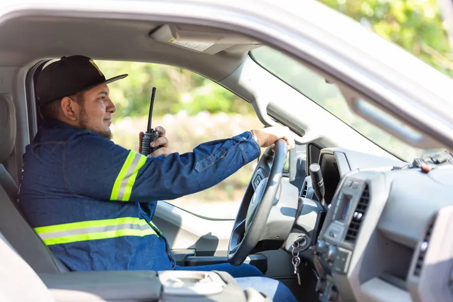 Autoturism încărcat pe platforma firmei Platforma Vest